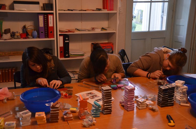 les 3 bricoleuses très concentrées; Romane, Dana et Manon